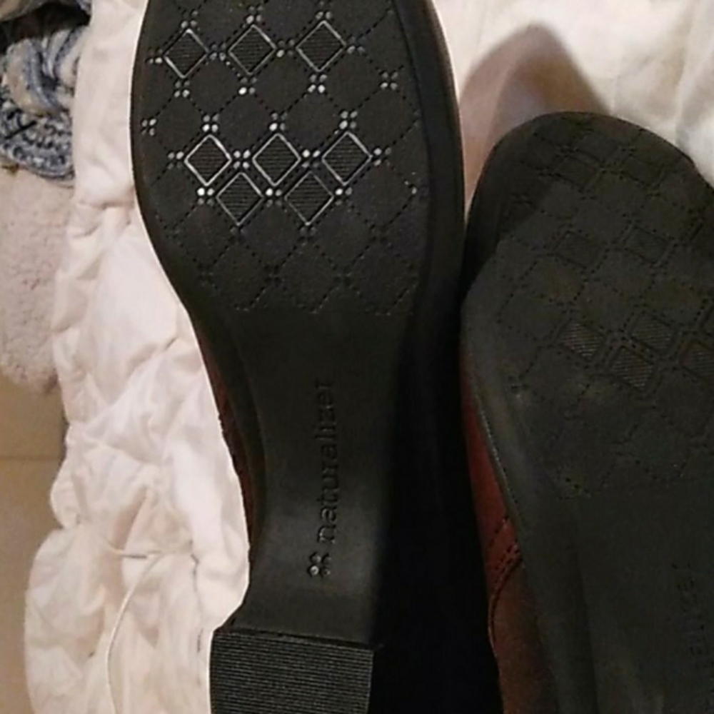 Brand new ankle boots with sidebuckle and they zip